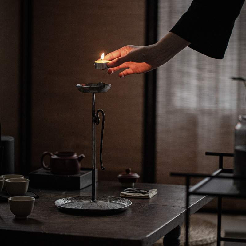 Phòng khách Zen bàn nến sắt nghệ thuật cổ điển bàn đèn dầu rèn tay rèn búa đèn nến bằng gang đồ trang trí phòng trà Homestay