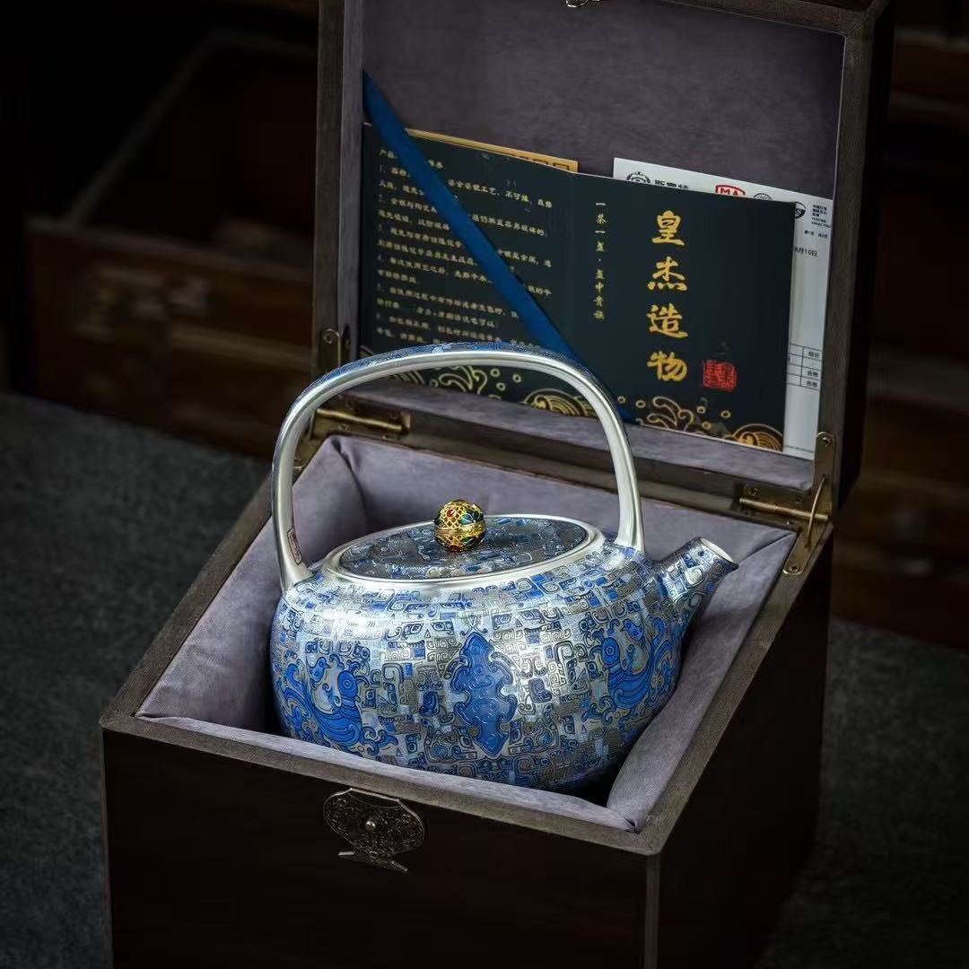 Bộ ấm chén sứ cao cấp mạ bạc, họa tiết sen xanh trắng, kèm bếp điện gốm, quà tặng dành cho người lớn tuổi.