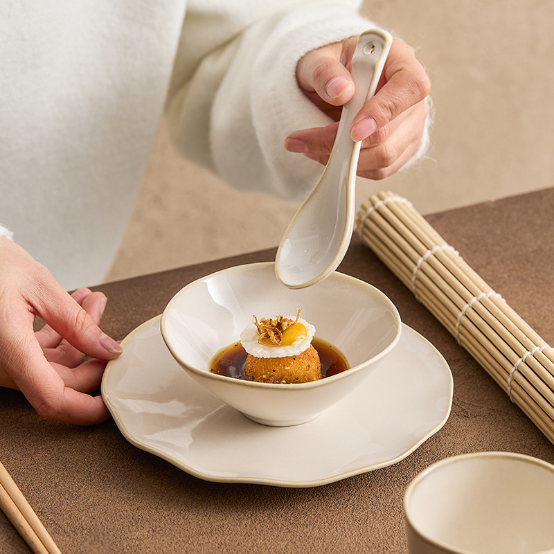 Bộ bàn ăn bốn món lẩu màu be, Bộ bát đĩa nhà hàng khách sạn, Bộ bát đĩa gốm sứ, chén, thìa, đũa, bộ đồ ăn