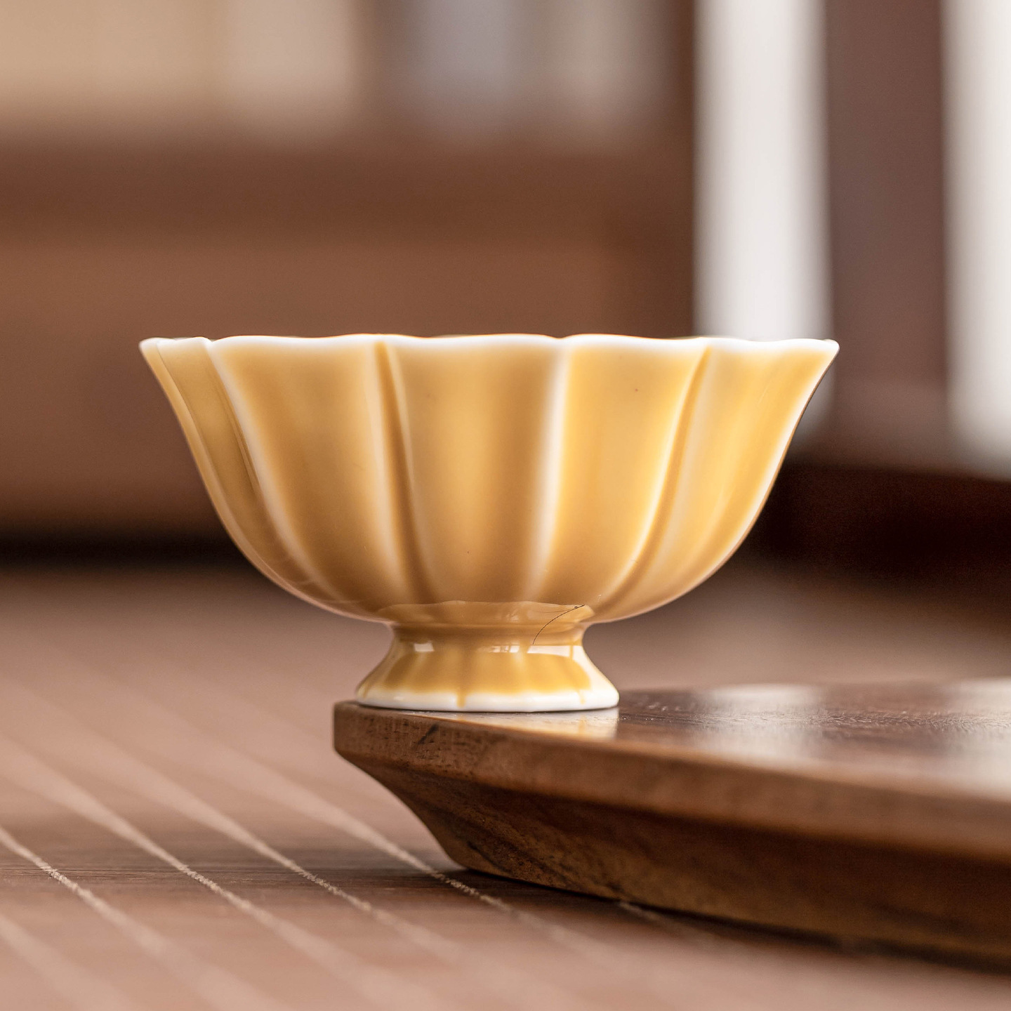 Cốc trà chân cao màu vàng ngỗng cốc chủ nhân gốm cốc đơn bộ trà gia dụng đơn giản cốc trà Kung Fu cốc trà chén trà chén cánh sen