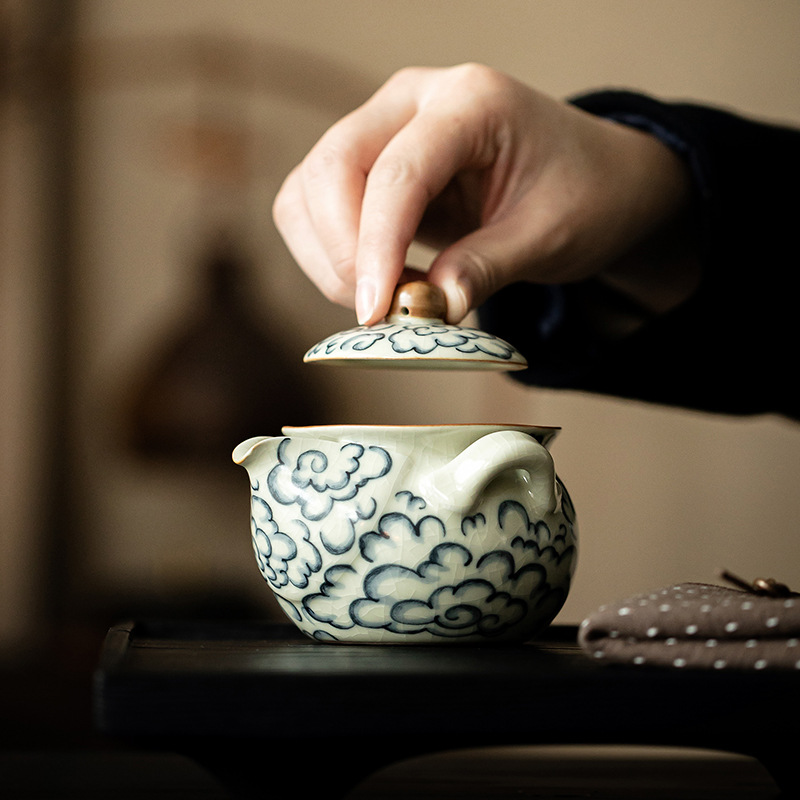 Ấm cầm tay Xiangyun cổ ấm trà gốm sứ Ấm pha trà dung tích lớn không nóng ấm lò Ru có thể dùng để nâng cao Bộ trà Kung Fu