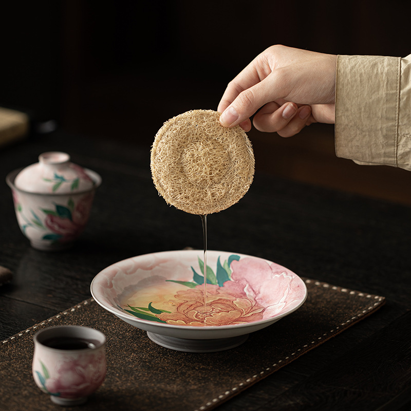 Khay trà gốm sứ Trung Quốc, ấm trà, tách trà, đệm cách nhiệt, họa tiết hoa mẫu đơn, phong cách cổ điển, chất liệu đất sét, trang điểm nhẹ nhàng, vẽ tay.