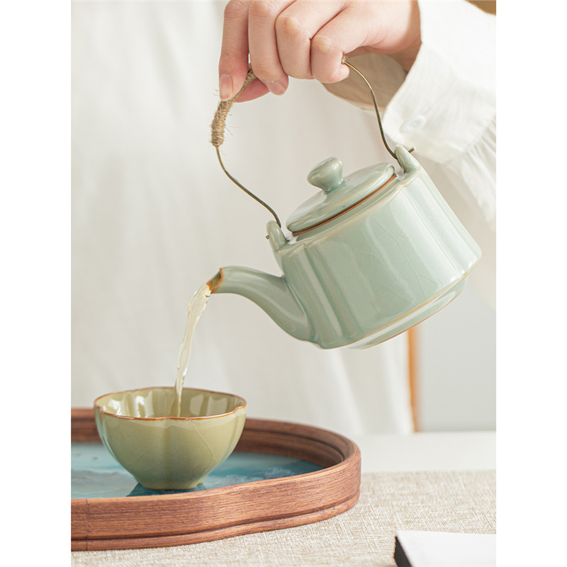 Bộ ấm trà du lịch năm lò nung nổi tiếng trong Bảo tàng Cung điện