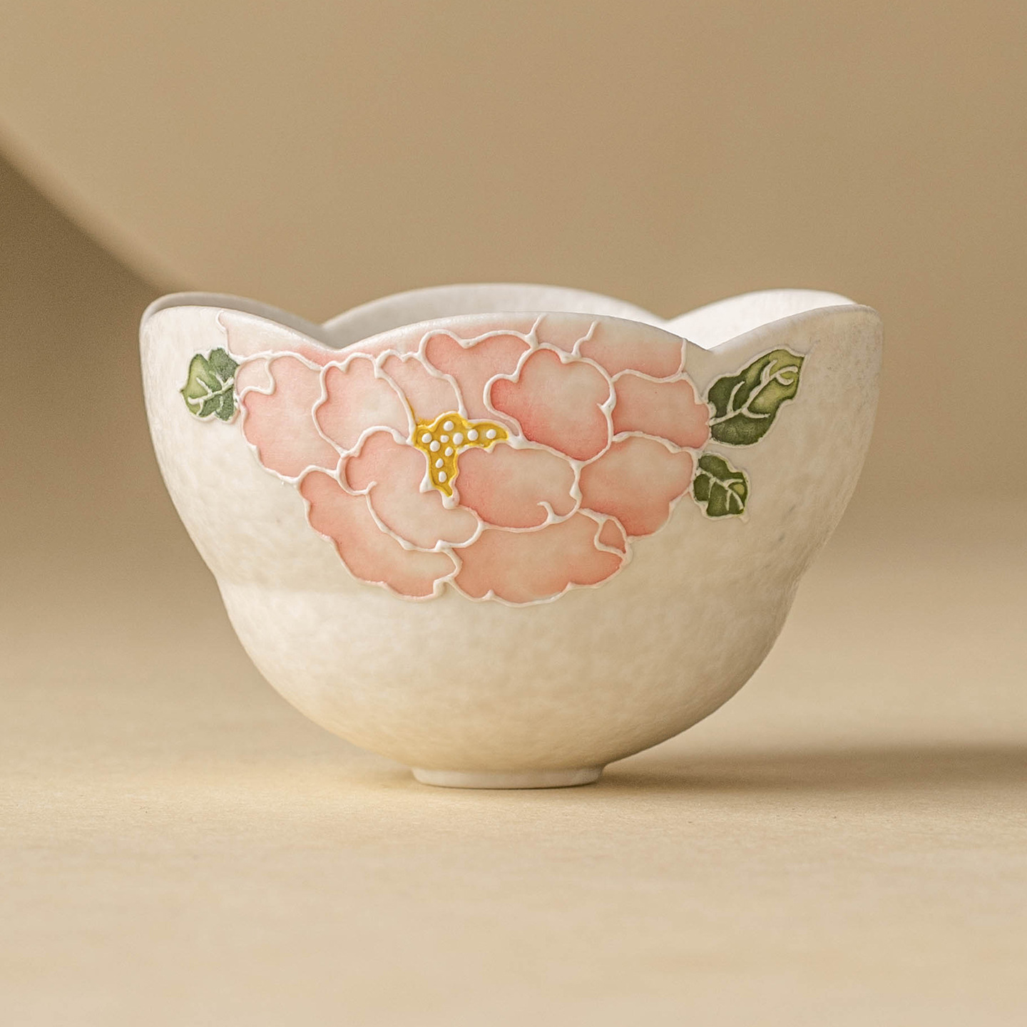 Dụng cụ trà gốm trắng Jisu mỏ đá cốc miệng hoa mẫu đơn chạm khắc cốc trà gia dụng cốc chủ nhân cốc trà