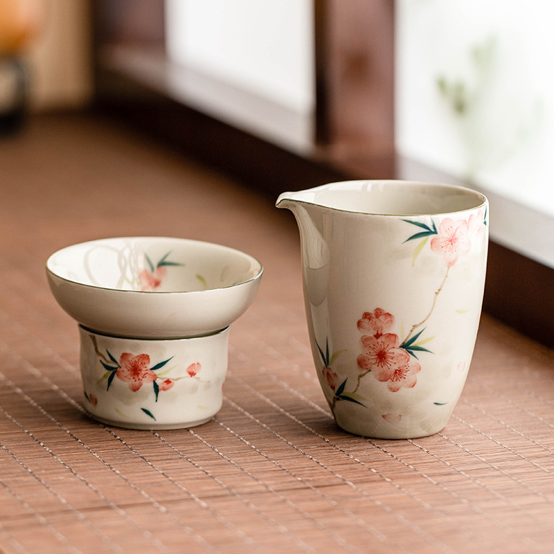 Lọc trà hoa đào vẽ tay tách trà tích hợp gốm sứ dụng cụ lọc trà bộ trà kungfu gia dụng phụ kiện ngăn trà