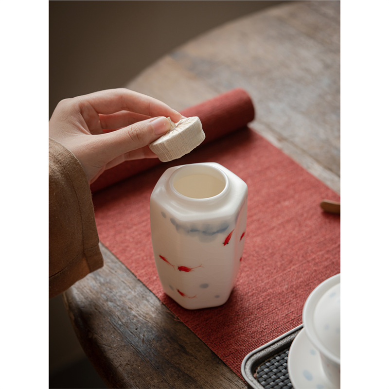 Chũ trà chơi cá vẽ tay, bình kín, bình đựng trà gốm sứ lò Ru trắng, quà lưu niệm gia dụng chống ẩm cổ điển kiểu Trung Quốc