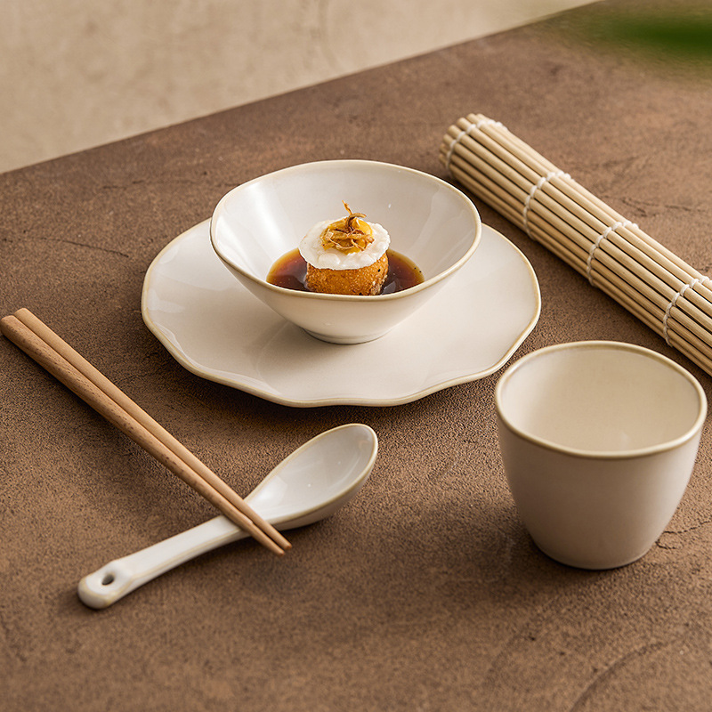 Bộ bàn ăn bốn món lẩu màu be, Bộ bát đĩa nhà hàng khách sạn, Bộ bát đĩa gốm sứ, chén, thìa, đũa, bộ đồ ăn