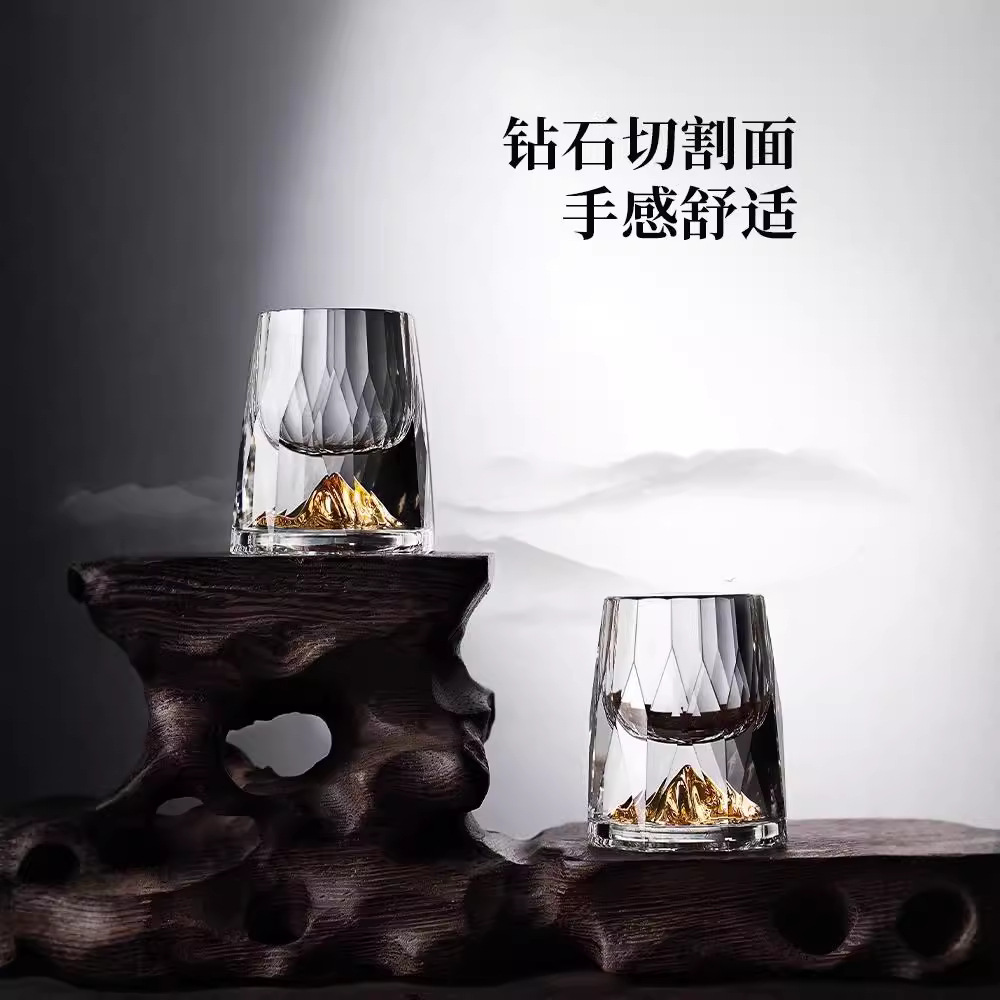 Bộ ly rượu pha lê bán buôn dùng trong gia đình, bao gồm cả ly shot và bình rót rượu.