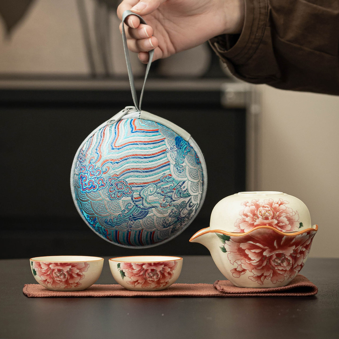 Bộ ấm trà du lịch màu trắng mỏ đá Một ấm ba cốc hoa mẫu đơn vẽ vàng cốc khách nhanh cắm trại ngoài trời ấm trà lưu niệm