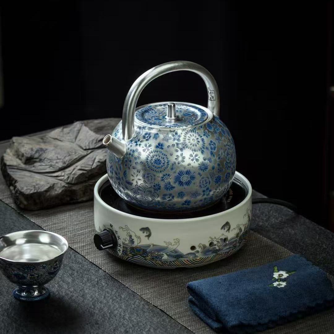 Bộ ấm chén sứ cao cấp mạ bạc, họa tiết sen xanh trắng, kèm bếp điện gốm, quà tặng dành cho người lớn tuổi.