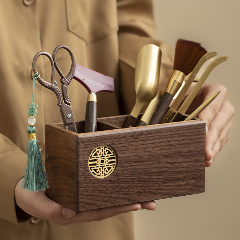 Bộ sáu quý ông trà đạo bằng gỗ óc chó ống đựng bút gỗ nguyên khối ống đựng đồ để bàn phòng học kiểu Trung Quốc trà đạo văn phòng sức chứa lớn