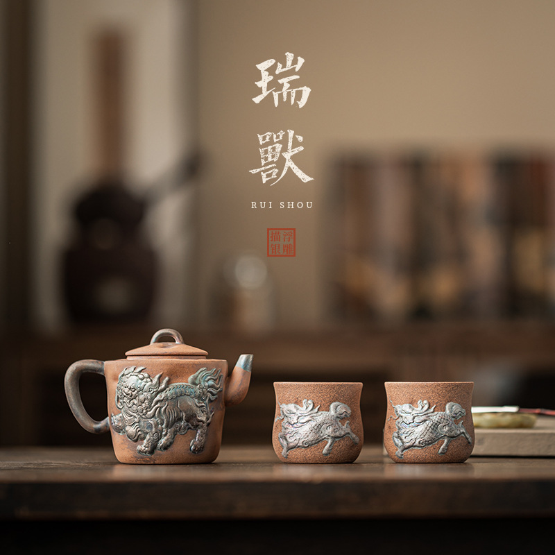 Bộ đồ trà một ấm hai tách bằng bùn đá cũ mô tả quái thú bạc, ấm trà thủ công cổ điển, hộp quà trà đơn giản