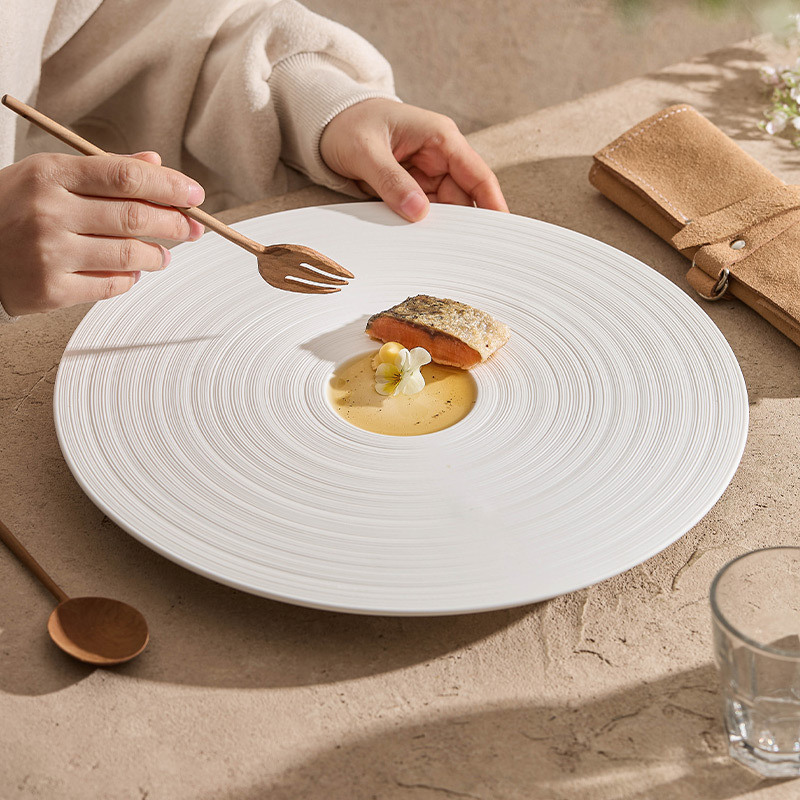 Đĩa gốm sứ hoa văn đường nét, đĩa thực phẩm nghệ thuật, bộ đồ ăn khách sạn, đĩa trên, đĩa trên, đĩa tráng men ba chân cá tính sáng tạo, đĩa thực phẩm