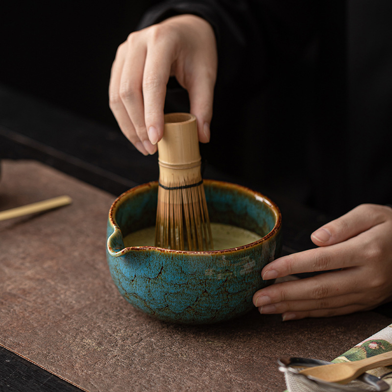 Bộ dụng cụ pha trà matcha gốm sứ 4 món gồm vòi rót chảy, bát matcha kiểu Nhật, giá đỡ chổi đánh trà và giá đỡ.