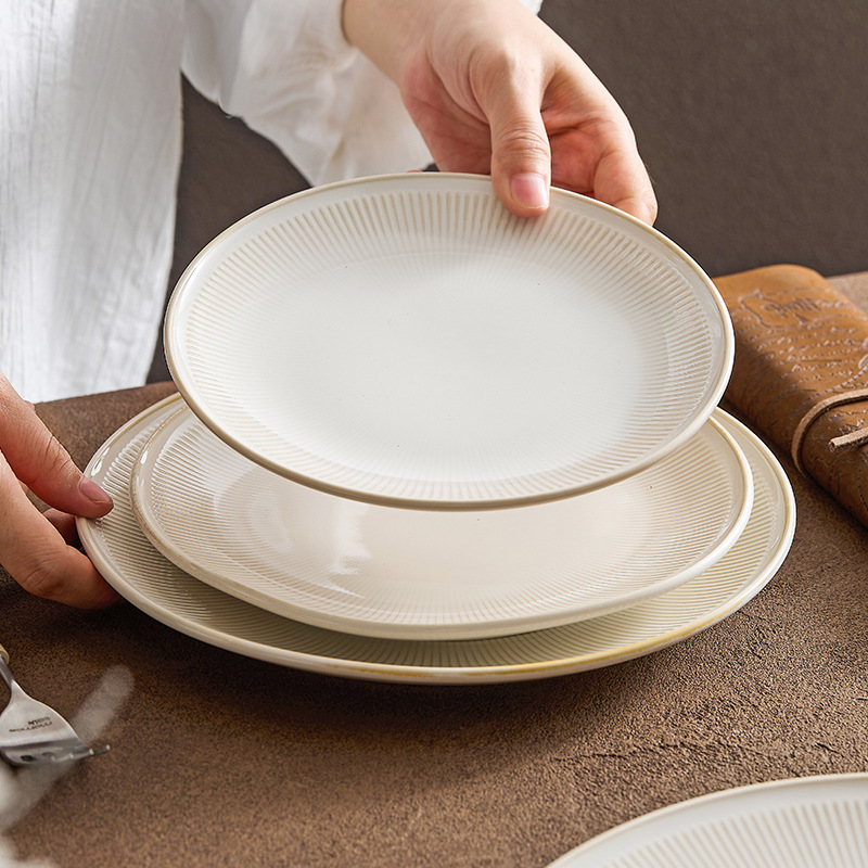 Đĩa màu be, đĩa dùng trong nhà, đĩa nông mang vẻ sang trọng, đĩa sứ cao cấp dùng cho món bò bít tết và món ăn kiểu Tây, đĩa tròn, mẫu mới 2025 dùng để bày món ăn.