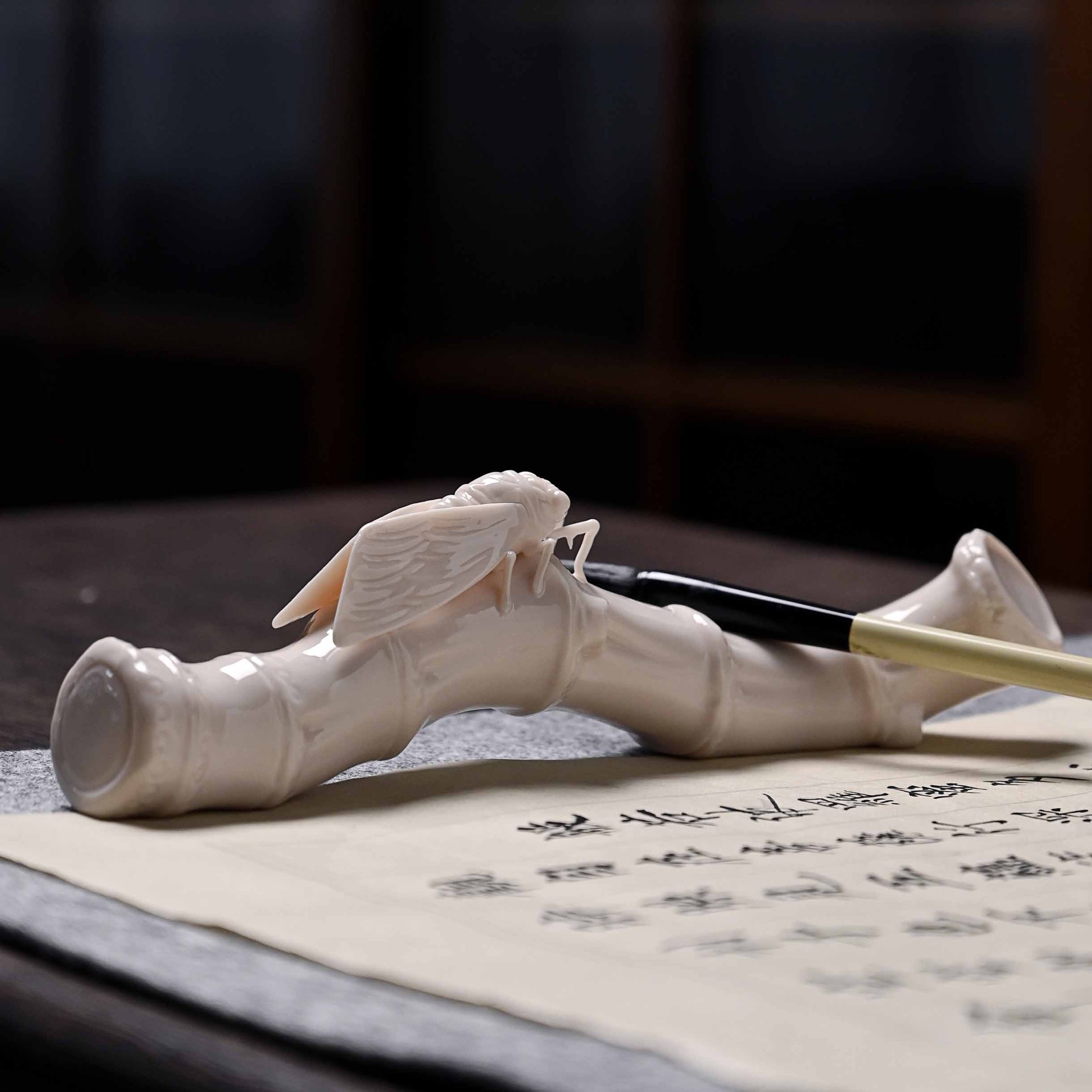 Chủ nhân thủ công mới của Trung Quốc, giá đỡ bút sứ trắng, giá đỡ kẹp trà, đồ trang trí điêu khắc thủ công Zhizhu Chanchan, chặn giấy và giá đỡ bút