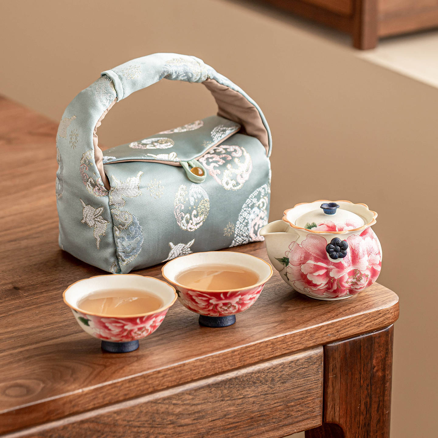 Đá mỏ hoa trắng miệng cầm tay bộ cốc chủ nhân một bình hai cốc hoa mẫu đơn vàng bộ trà nữ gốm sứ chống bỏng tay