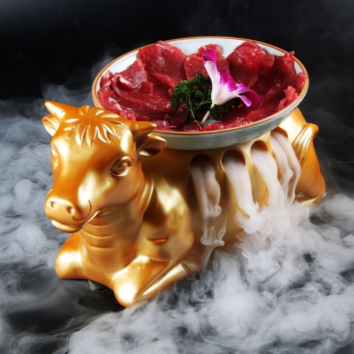 Bộ đồ ăn thịt bò xào nhỏ màu vàng nổi tiếng trên Mạng Đá khô khói hình con bò hình chậu khói cá tính đặc trưng đĩa bò