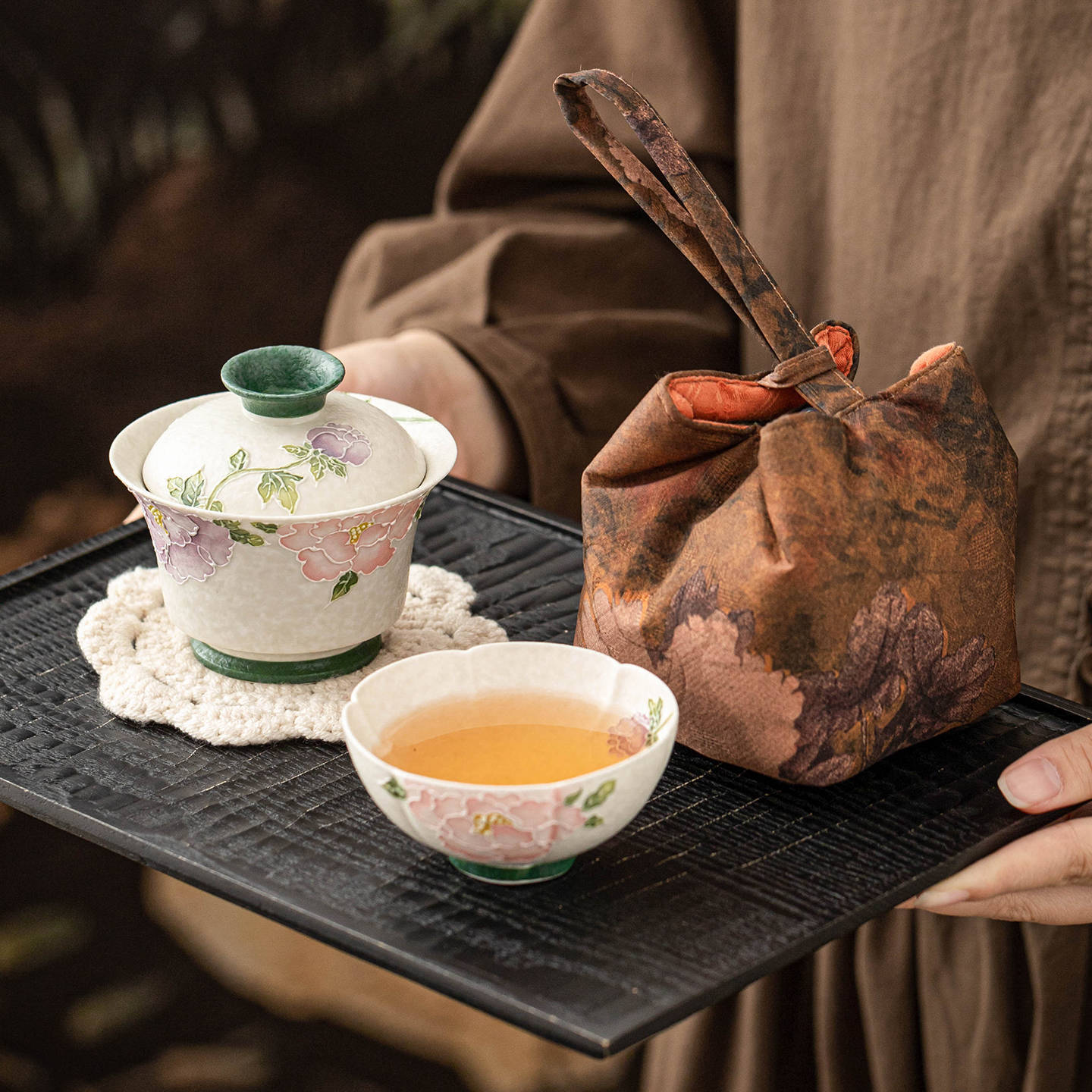 Bộ ấm chén du lịch màu trắng đá khoáng, họa tiết hoa mẫu đơn chạm khắc, gồm chén và ấm có nắp, dùng ngoài trời, một người dùng, di động, chất liệu gốm sứ, kiểu uống nhanh.
