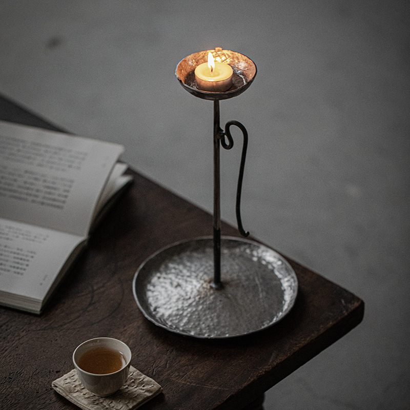 Phòng khách Zen bàn nến sắt nghệ thuật cổ điển bàn đèn dầu rèn tay rèn búa đèn nến bằng gang đồ trang trí phòng trà Homestay