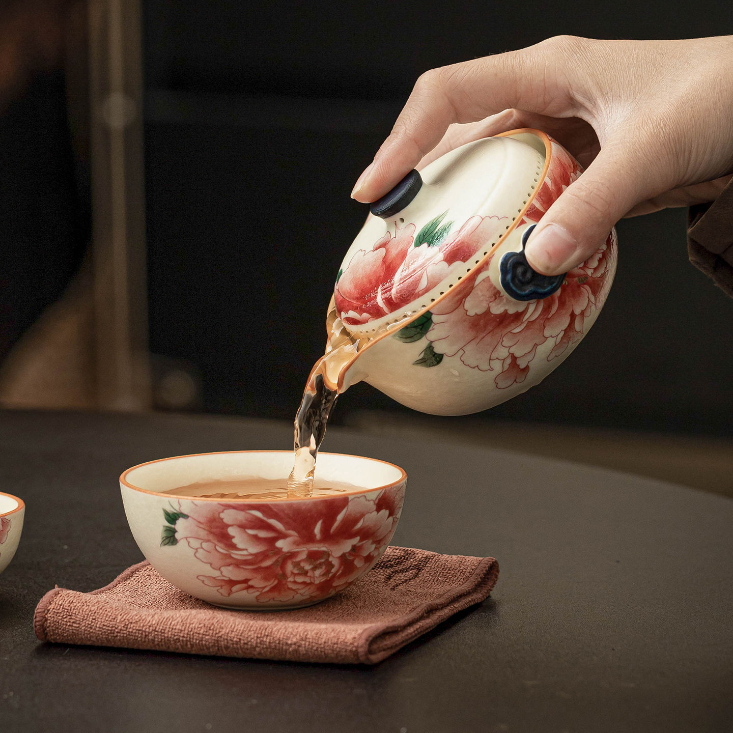 Bộ ấm trà du lịch màu trắng mỏ đá, cốc phục vụ khách bằng gốm sứ màu vàng quốc gia, một ấm ba cốc, thiết bị uống trà di động