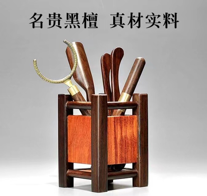 Bộ trà đạo sáu món bằng gỗ đàn hương đen, kèm kẹp trà đá đen, dao trà, phụ kiện trà, thìa trà, chén, nĩa và ấm trà.