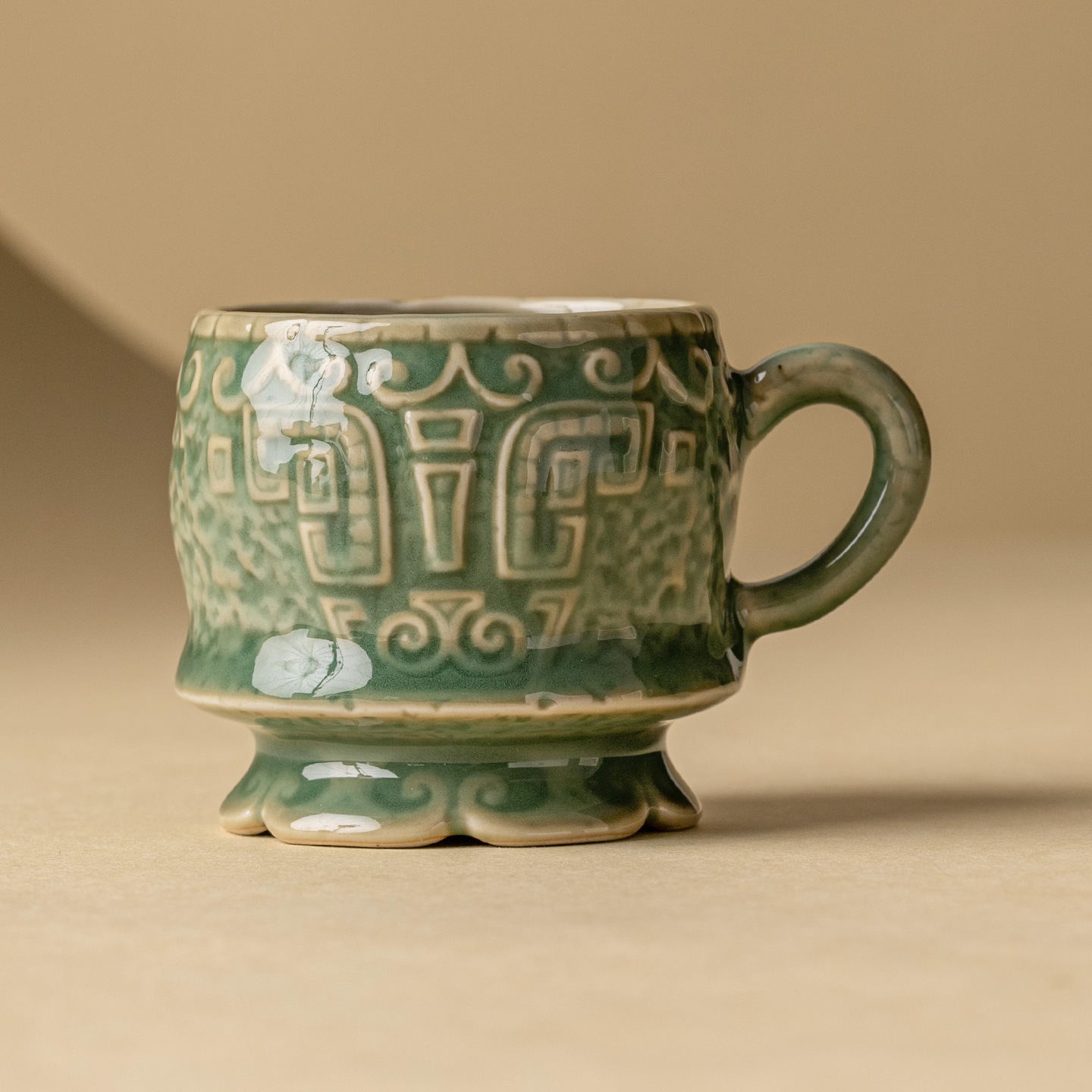 Nhà máy Yue Kiln Celadon cổ cốc chủ nhân cốc đơn Qingyun cừu hoa văn tay cầm cốc lớn cốc trà bộ trà cốc công phu