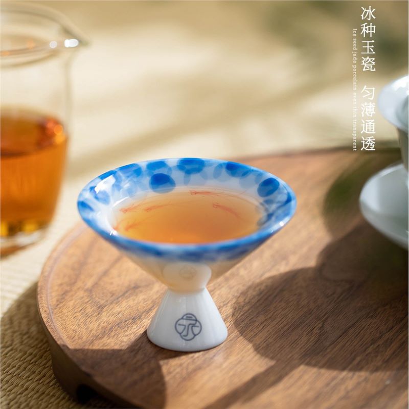 Băng cao cấp ngọc sứ vẽ tay cá chơi tách trà chủ cốc sứ trắng nhẹ sang trọng tặng gia dụng cốc thơm cá nhân