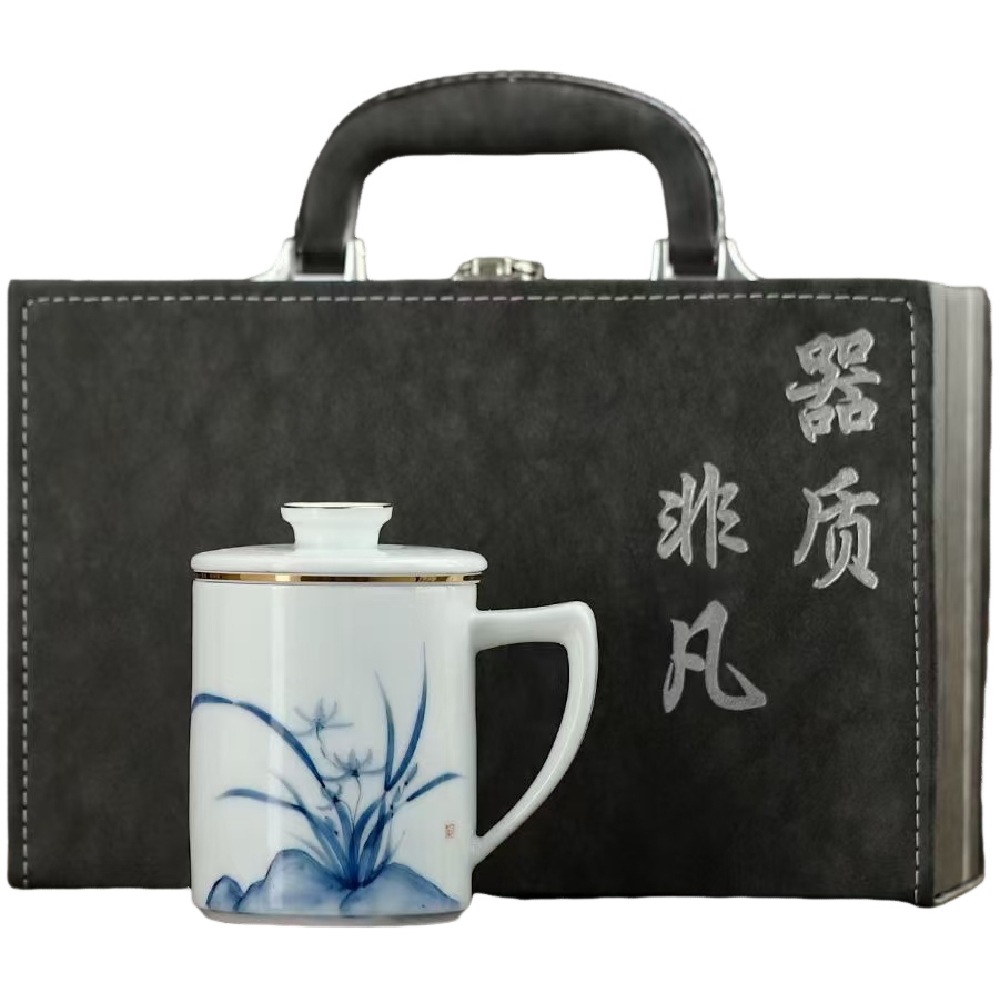 Cốc nước gốm có nắp, cốc trà sứ trắng xanh, cốc văn phòng vẽ tay cá nhân, quà tặng thiết thực