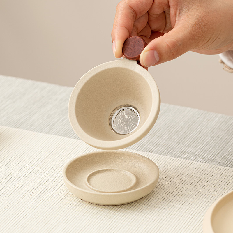 Lọc trà màu be lọc trà lọc trà lọc lưới lọc trà cốc công tắc Tích hợp Bộ trà gốm sứ phụ kiện Phễu pha trà