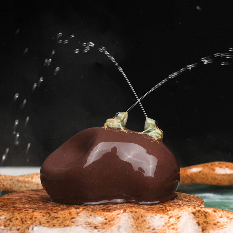 Vật nuôi trà cát tím phun nước Ếch Đá Đôi phun nước Bộ trà đồ trang trí sáng tạo tác phẩm điêu khắc bán buôn quặng thô chính hãng Yixing