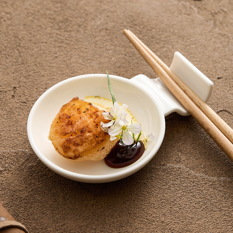 Đĩa nước sốt sứ trắng, đĩa nhỏ, bánh bao gia dụng, đĩa giấm, bàn ăn, nhà hàng, đĩa nhỏ, thìa canh, đũa