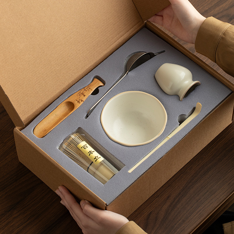 Bộ dụng cụ pha trà bằng gốm Ru gồm giá để chổi đánh trà, bát trà matcha, bộ dụng cụ trà đạo đầy đủ.