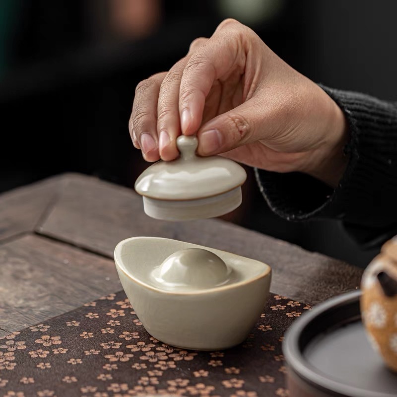 Đồ trang trí nắp thú cưng trà Yuanbao lò Ruyao màu vàng vàng, bộ ấm trà có thể nâng ly nứt băng, bàn trà, đồ trang trí nhỏ, phụ kiện trà đạo