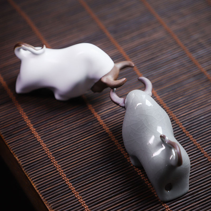 Đồ trang trí vật nuôi trà bê năm con bò gốm sứ đồ chơi trà vật nuôi bằng sứ Ru mở miếng có thể nuôi Bộ trà phụ kiện Kung Fu