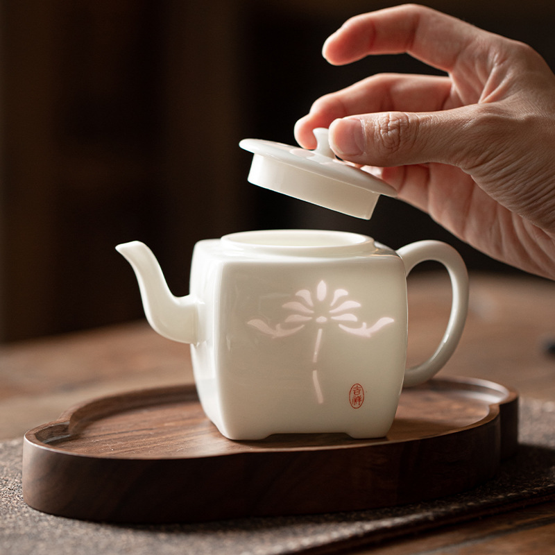 Ấm vuông tinh xảo ấm trà gốm sứ gia dụng dụng dụng cụ trà Kung Fu ấm đơn ấm pha trà chạm khắc sáng tạo có dụng cụ pha trà lọc