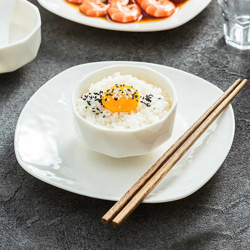 Bộ đồ ăn bốn món đặt trên bàn nhà hàng, đĩa sứ ngọc, bày món ăn kiểu Tây, bộ bát đĩa ăn sáng khách sạn cao cấp