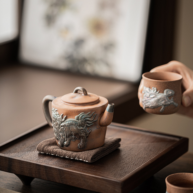 Bộ đồ trà một ấm hai tách bằng bùn đá cũ mô tả quái thú bạc, ấm trà thủ công cổ điển, hộp quà trà đơn giản