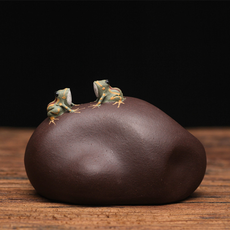 Vật nuôi trà cát tím phun nước Ếch Đá Đôi phun nước Bộ trà đồ trang trí sáng tạo tác phẩm điêu khắc bán buôn quặng thô chính hãng Yixing