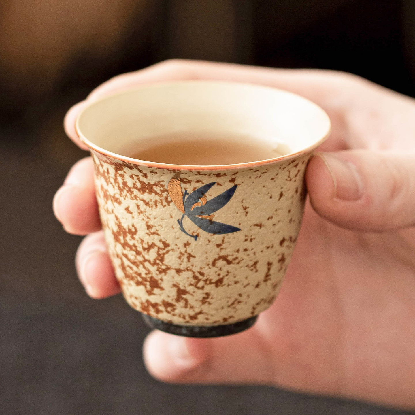 Màu xanh và trắng đá lửa đỏ chủ nhân cốc trà hoa lan bướm vàng cốc trà nhỏ cốc trà hình đồng hồ chuyên dụng cá nhân bộ trà gốm sứ