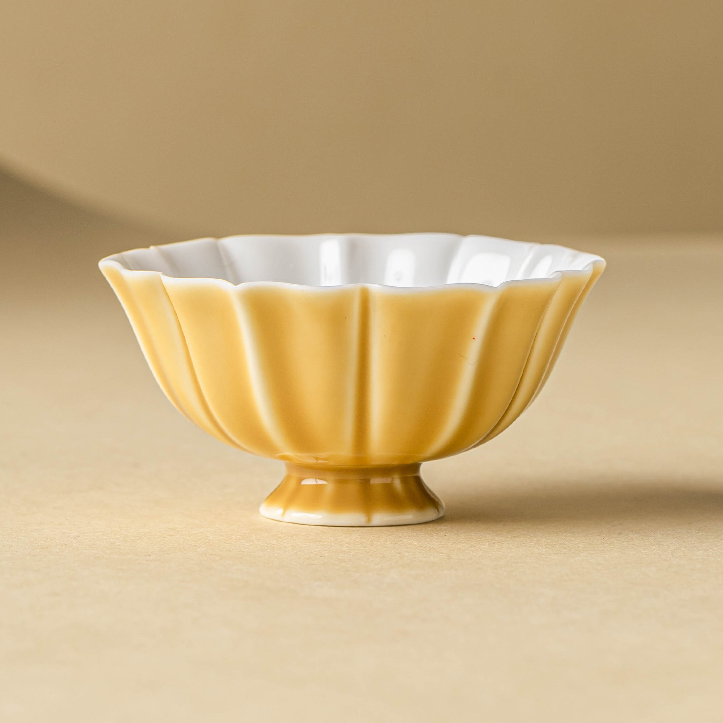 Cốc trà chân cao màu vàng ngỗng cốc chủ nhân gốm cốc đơn bộ trà gia dụng đơn giản cốc trà Kung Fu cốc trà chén trà chén cánh sen