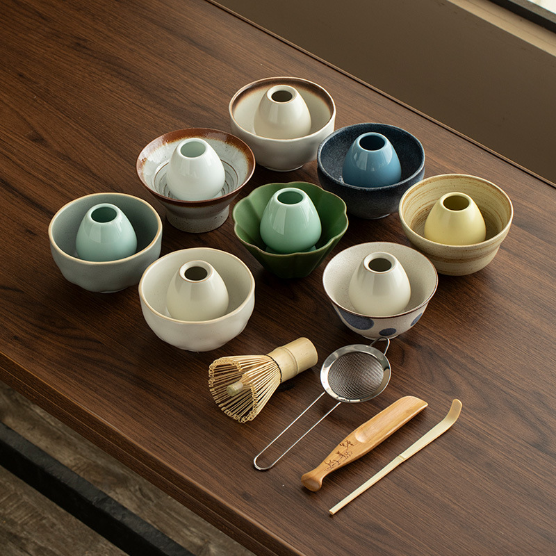 Bộ dụng cụ pha trà bằng gốm Ru gồm giá để chổi đánh trà, bát trà matcha, bộ dụng cụ trà đạo đầy đủ.