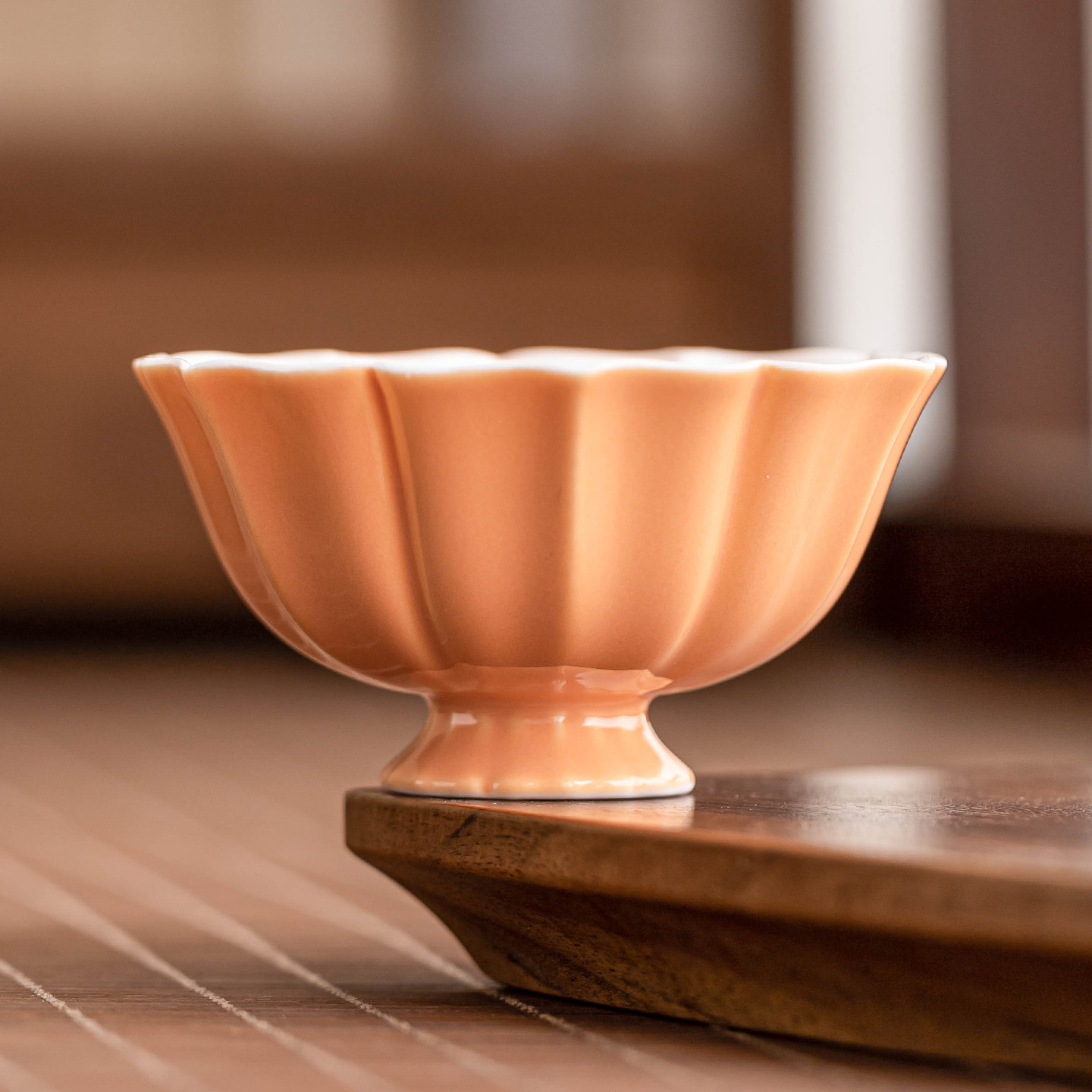 Cốc cánh sen chân cao màu cam cốc trà gốm sứ cốc chủ nhân cốc đơn dụng cụ trà kungfu đơn giản gia dụng cốc trà