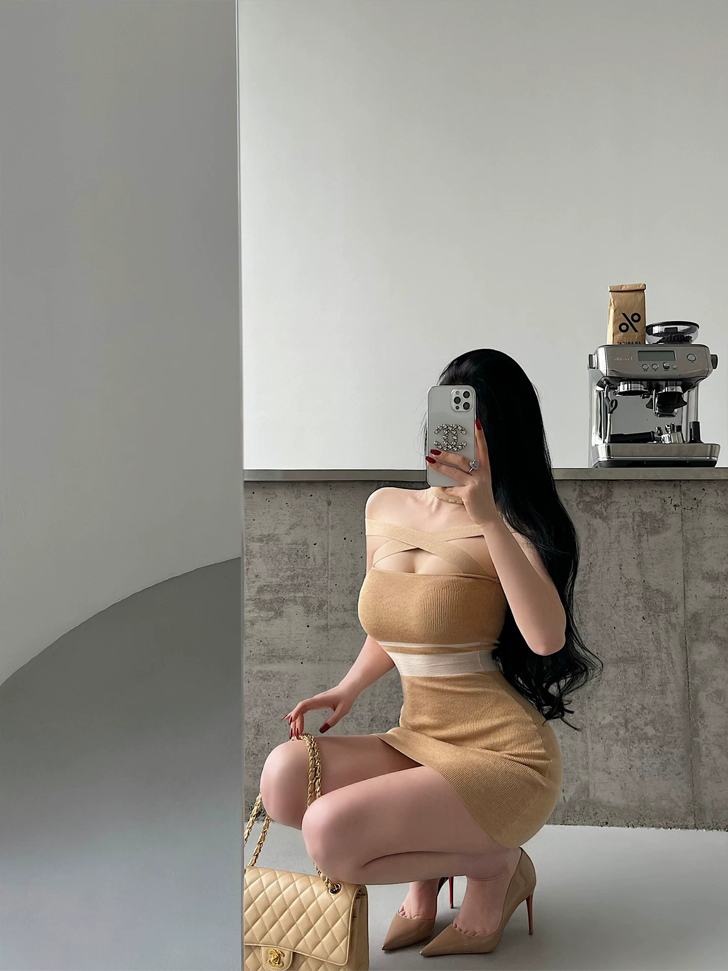 YoungGirlDay phong cách thuần khiết gợi cảm, váy ngắn ôm sát cơ thể, thiết kế khoét lỗ, phối màu, thắt eo, chất liệu dệt kim.