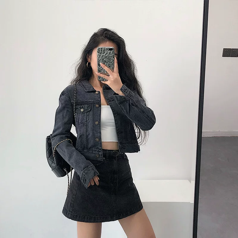 Áo khoác denim ngắn kiểu dáng ôm sát, màu xám khói, phong cách retro Âu Mỹ, đã qua xử lý làm cũ và tạo hiệu ứng xước của YoungGirlDay