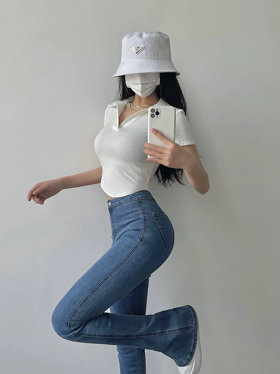 Áo crop top ngắn có cổ, ôm sát, vạt cong, lộ rốn và tay ngắn YoungGirlDay gợi cảm.