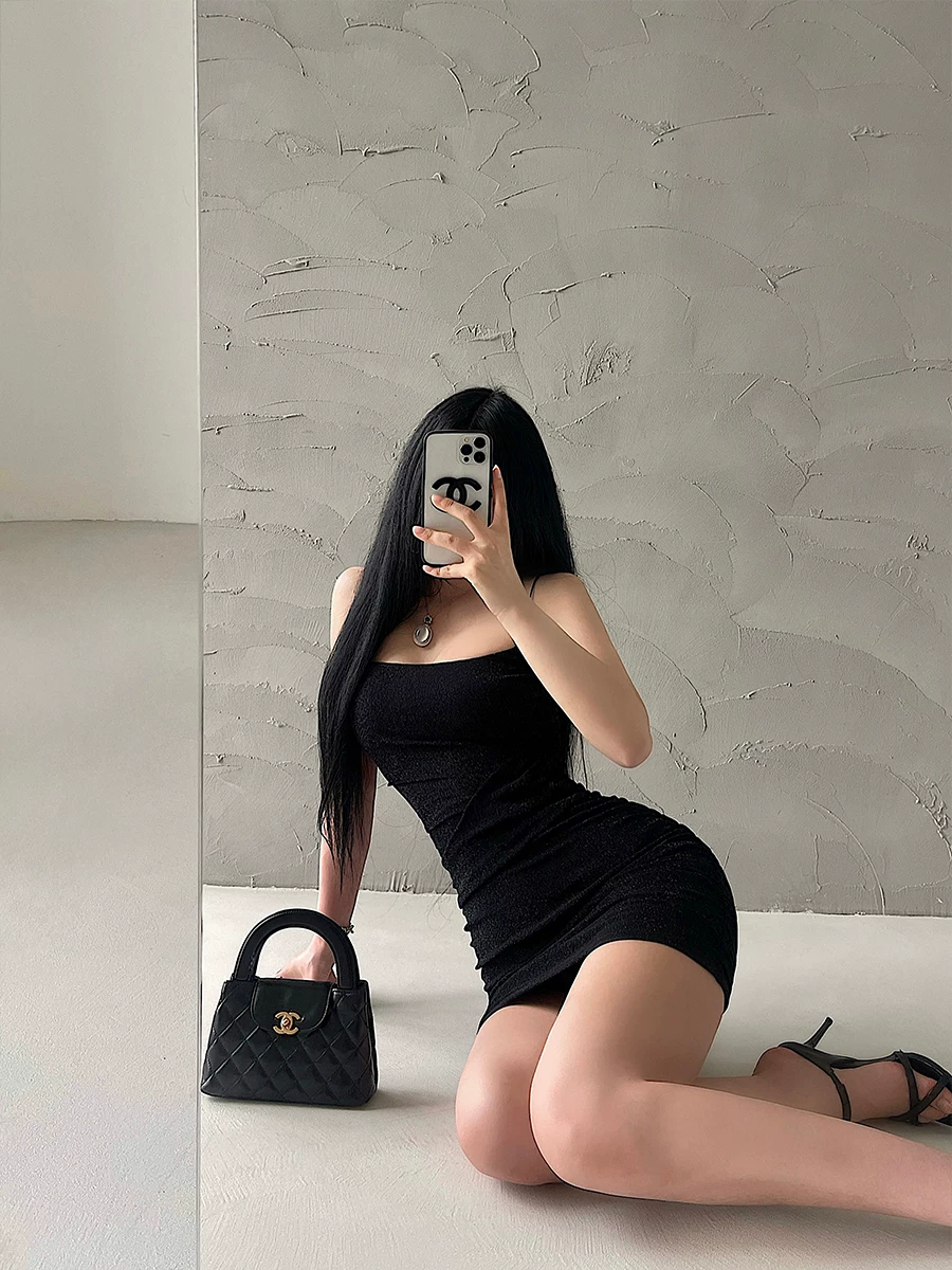 YoungGirlDay Phong cách Kendall Jenner: Váy ống quây màu bạc sáng bóng, có dây đeo mỏng và chân váy ngắn ôm sát.