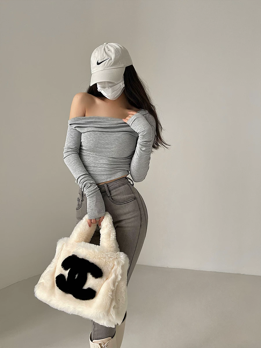 Áo thun dài tay có viền bất đối xứng, kiểu dáng ôm sát, trễ vai gợi cảm của YoungGirlDay