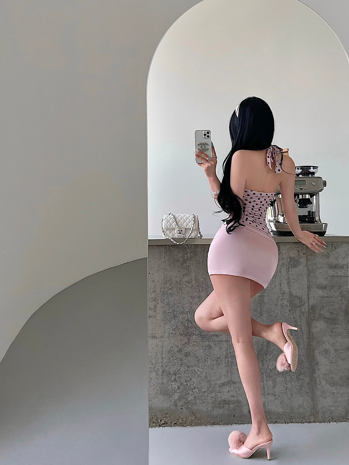 YoungGirlDay Pure Desire Áo cổ chữ V hở lưng gợi cảm Slim Fit thắt eo chấm bi có dây buộc cổ áo.
