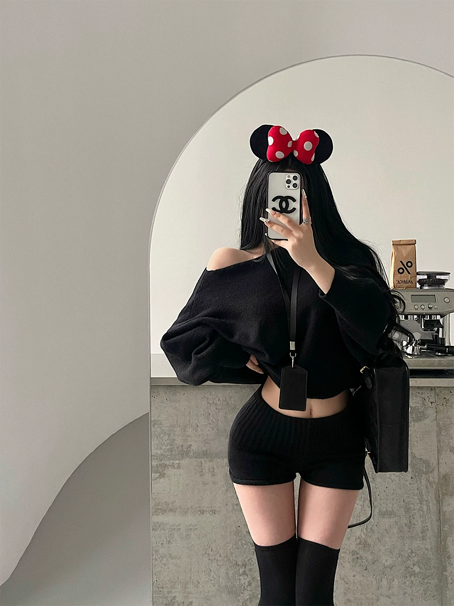 YoungGirlDay pure Desire phong cách lười biếng, áo trễ vai dáng rộng tay dài, quần short cạp cao viền cuộn, bộ đồ dệt kim hợp thời trang